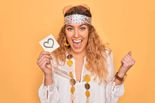 Bella Donna Hippie Bionda Con Gli Occhi Azzurri Che Indossano — Foto Stock