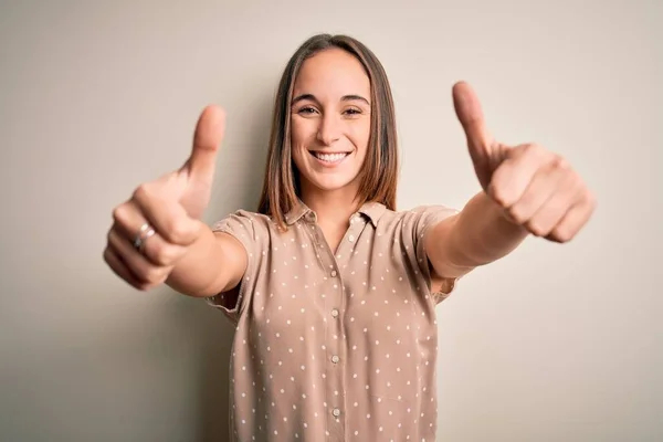 Jovem Mulher Bonita Vestindo Camisa Casual Sobre Fundo Branco Isolado — Fotografia de Stock