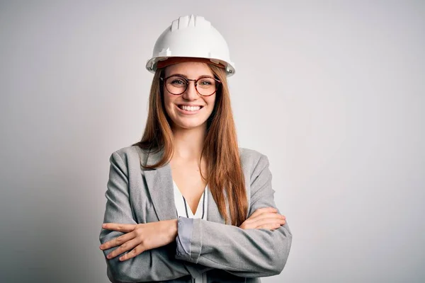 Jonge Mooie Roodharige Architect Vrouw Draagt Een Veiligheidshelm Een Witte — Stockfoto