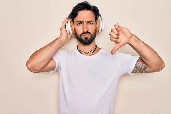 Jonge Knappe Latijns Amerikaanse Man Draagt Koptelefoon Luisteren Naar Muziek — Stockfoto