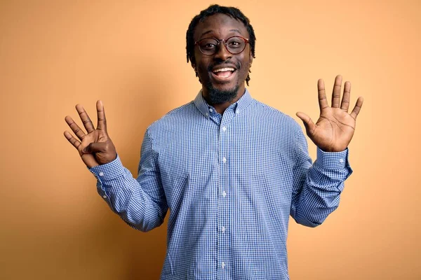 Joven Hombre Afroamericano Guapo Usando Camisa Gafas Sobre Fondo Amarillo — Foto de Stock