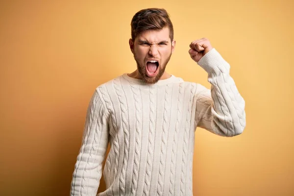 Junger Blonder Mann Mit Bart Und Blauen Augen Weißer Pullover — Stockfoto