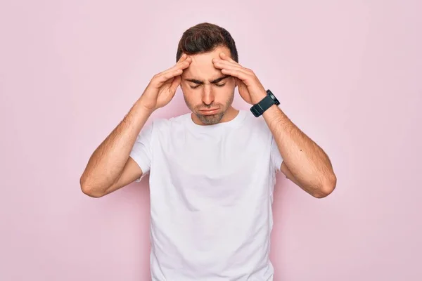 파란색 잘생긴 남자가 티셔츠를 스트레스때문에 머리에 통증을 느끼기 있습니다 편두통으로 — 스톡 사진