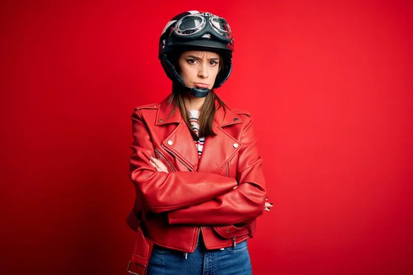 Νεαρή Όμορφη Μελαχρινή Motocyclist Γυναίκα Φορώντας Κράνος Μοτοσικλέτας Και Κόκκινο — Φωτογραφία Αρχείου