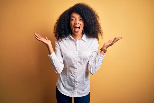 Jonge Mooie Afro Amerikaanse Elegante Vrouw Met Afrohaar Staande Gele — Stockfoto