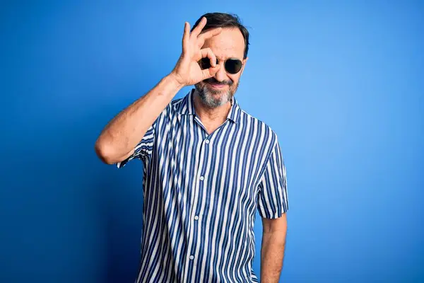 Mann Mittleren Alters Trägt Gestreiftes Hemd Und Sonnenbrille Über Isoliertem — Stockfoto