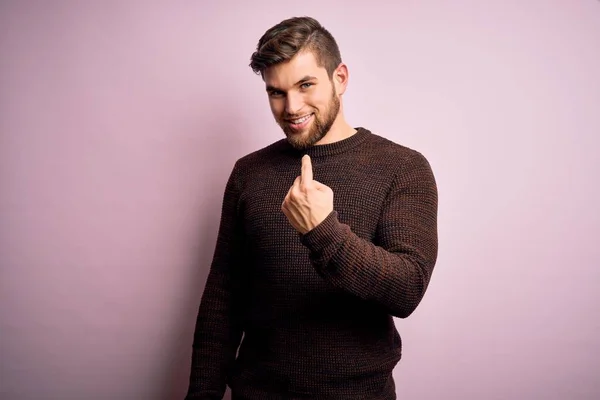 Joven Hombre Rubio Con Barba Ojos Azules Vistiendo Suéter Casual —  Fotos de Stock