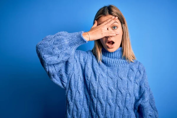 Mladá Krásná Blondýna Žena Zimním Vlněném Svetru Přes Modré Izolované — Stock fotografie