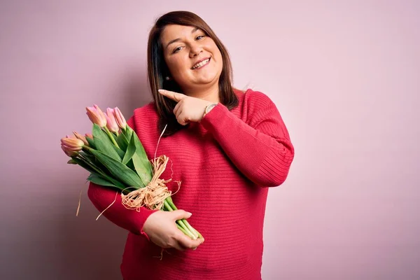 Bella Donna Size Che Tiene Romantico Bouquet Tulipani Naturali Fiori — Foto Stock