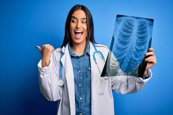 Giovane Bella Donna Medico Bruna Che Indossa Stetoscopio Tenendo Radiografia — Foto Stock