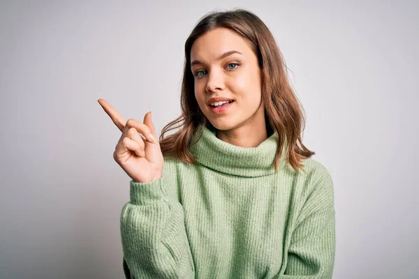 Giovane Bella Ragazza Bionda Che Indossa Maglione Invernale Piedi Sfondo — Foto Stock