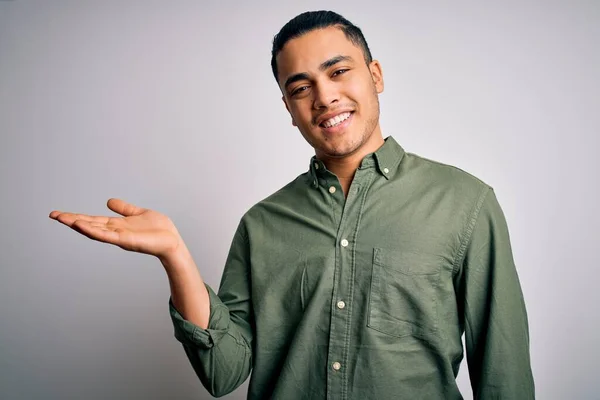 Giovane Uomo Brasiliano Indossa Camicia Casual Piedi Sopra Isolato Sfondo — Foto Stock