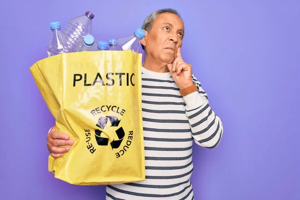 Senior Recyklingu Torba Trzyma Plastikowymi Butelkami Recyklingu Fioletowym Tle Poważna — Zdjęcie stockowe