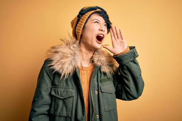 Mooi Aziatisch Skiër Meisje Draagt Sneeuwsportkleding Met Behulp Van Een — Stockfoto