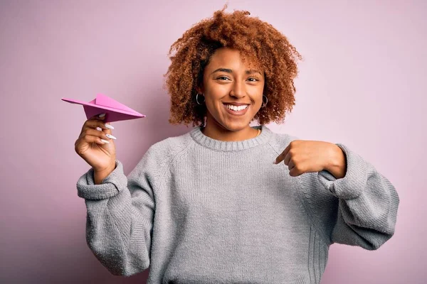 Mladý Afroameričan Afro Žena Kudrnaté Vlasy Drží Papír Růžové Letadlo — Stock fotografie