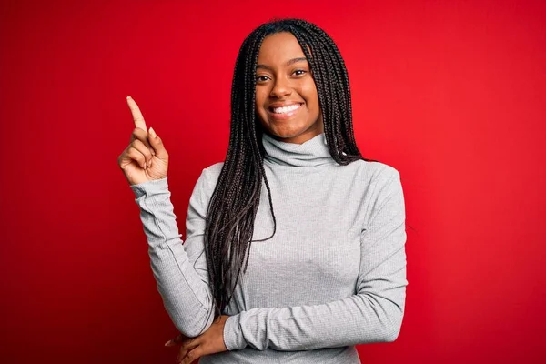 Ung Afrikansk Amerikansk Kvinna Bär Polotröja Tröja Över Röd Isolerad — Stockfoto