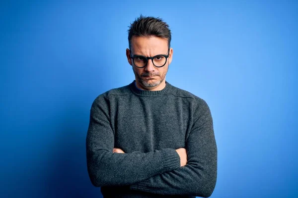 Joven Hombre Guapo Con Suéter Casual Gafas Pie Sobre Fondo —  Fotos de Stock