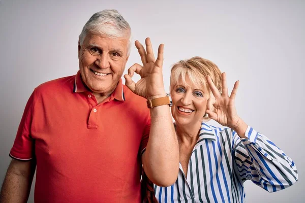 孤立した白い背景の上に一緒に立っているシニア美しいカップルは 手と指でOkサインを行う積極的な笑顔 成功した表現 — ストック写真
