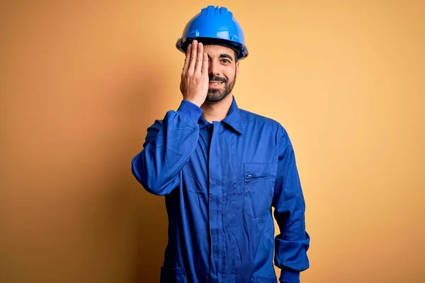 Homem Mecânico Com Barba Vestindo Uniforme Azul Capacete Segurança Sobre — Fotografia de Stock