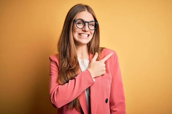Młoda Piękna Ruda Kobieta Ubrana Kurtkę Okulary Odizolowanym Żółtym Tle — Zdjęcie stockowe