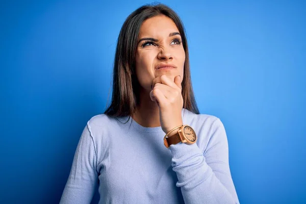 Jovem Bela Mulher Morena Vestindo Camisola Casual Sobre Fundo Azul — Fotografia de Stock