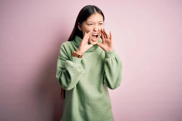 Jong Mooi Aziatisch Vrouw Dragen Groen Winter Trui Roze Gesoldeerde — Stockfoto