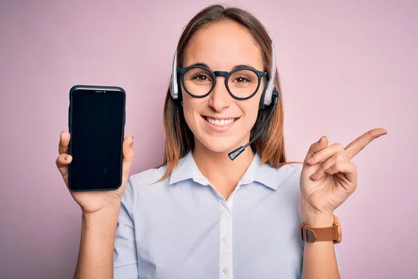 Güzel Çağrı Merkezi Ajanı Kadın Kulaklık Kullanarak Çalışıyor Akıllı Telefon — Stok fotoğraf