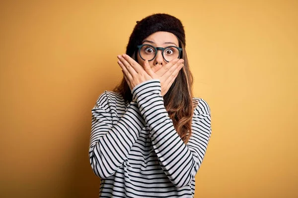 Joven Mujer Morena Hermosa Con Boina Francesa Gafas Sobre Fondo — Foto de Stock