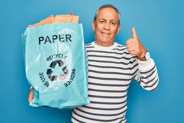 Senior Homem Cabelos Grisalhos Reciclagem Segurando Saco Com Papelão Para — Fotografia de Stock