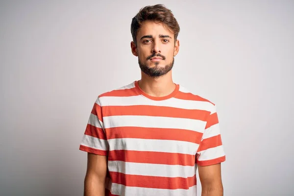 Joven Hombre Guapo Con Barba Vistiendo Camiseta Rayas Pie Sobre —  Fotos de Stock