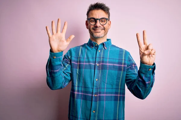Mladý Pohledný Muž Sobě Ležérní Košili Brýle Stojící Nad Izolované — Stock fotografie