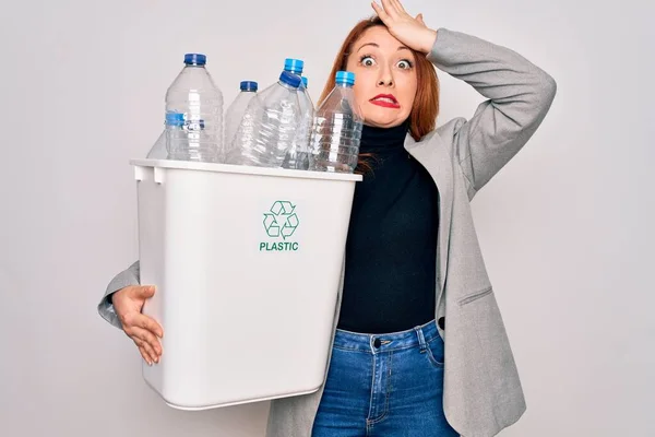 Jovem Mulher Ruiva Bonita Reciclagem Segurando Lata Lixo Com Garrafas — Fotografia de Stock