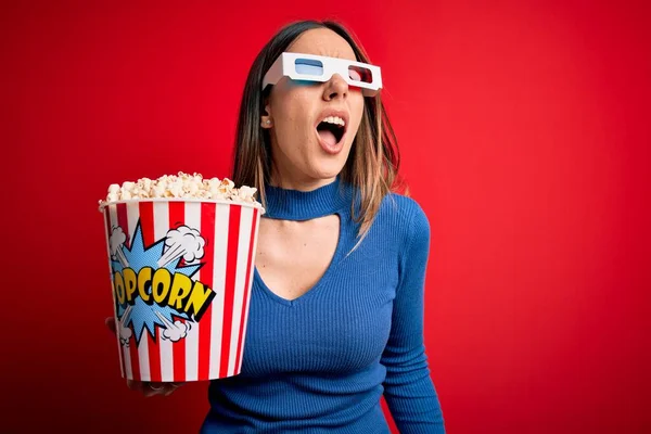 Jovem Loira Vestindo Óculos Comer Pacote Pipocas Assistindo Filme Cinema — Fotografia de Stock