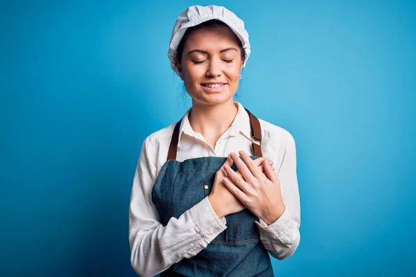 Junge Schöne Bäckerin Mit Blauen Augen Schürze Und Mütze Über — Stockfoto