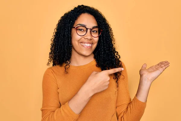 Junge Afrikanisch Amerikanische Frau Trägt Lässigen Pullover Und Brille Über — Stockfoto