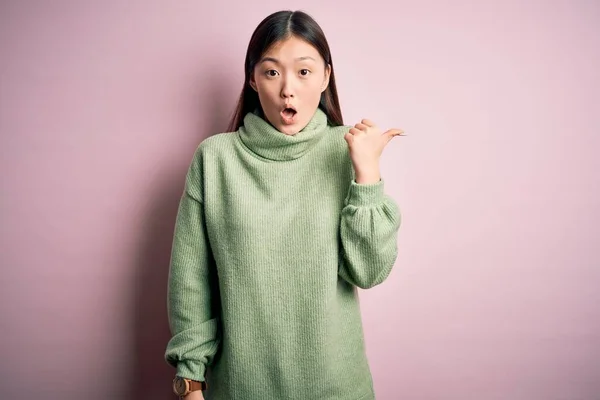 Jonge Mooie Aziatische Vrouw Dragen Groene Winter Trui Roze Gesoldeerde — Stockfoto