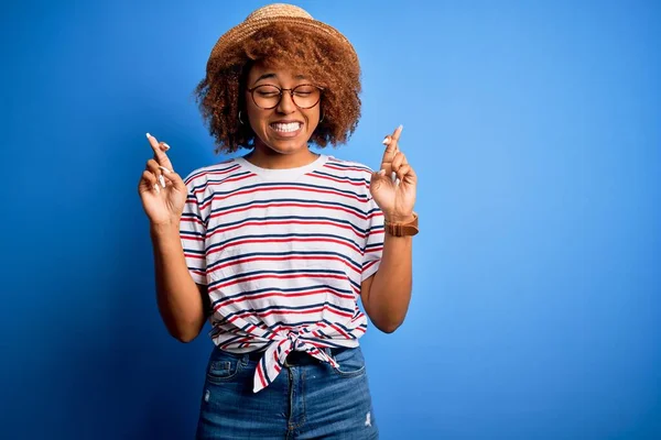 Afro Amerikaanse Vrouw Met Krullend Haar Vakantie Met Zomerhoed Gestreept — Stockfoto