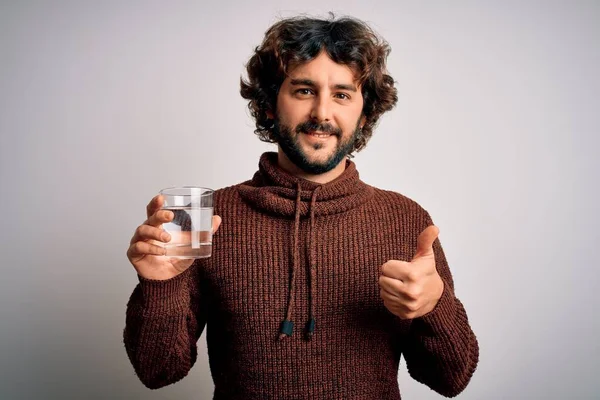 Jeune Homme Beau Avec Barbe Boire Verre Eau Sur Fond — Photo