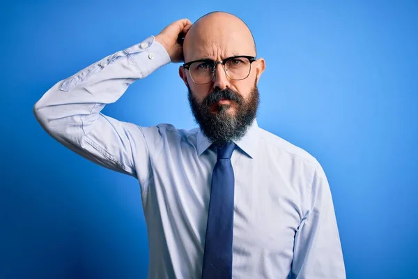 넥타이를 안경을 잘생긴 대머리 남자는 질문에 혼란스럽고 의심할 포괄적 — 스톡 사진