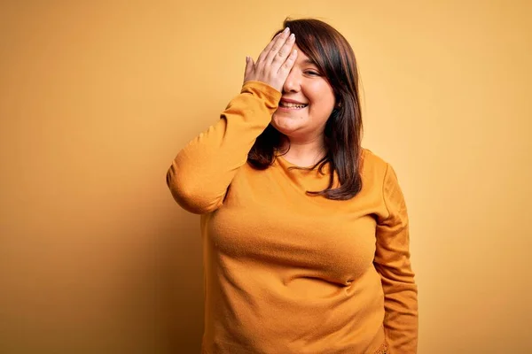 Beautiful Brunette Size Woman Wearing Casual Sweater Isolated Yellow Background — Stock Photo, Image