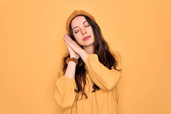 Junge Schöne Frau Lässigem Shirt Und Diadem Die Vor Gelbem — Stockfoto