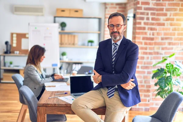 Medelålders Stilig Affärsman Klädd Glasögon Sitter Skrivbordet Kontoret Med Allvarliga — Stockfoto