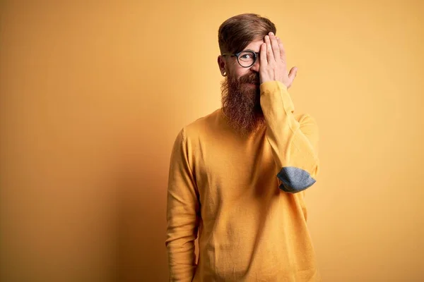 Schöner Irischer Rotschopf Mit Bart Brille Über Gelbem Isoliertem Hintergrund — Stockfoto