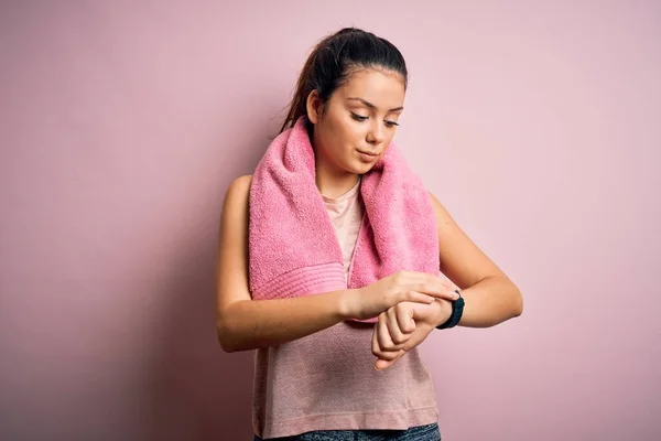 Giovane Bella Sportiva Bruna Indossa Abbigliamento Sportivo Asciugamano Sfondo Rosa — Foto Stock