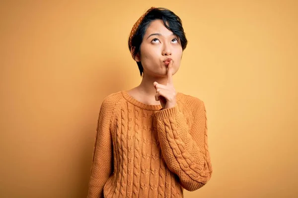 Junge Schöne Asiatische Mädchen Lässigem Pullover Und Diadem Vor Gelbem — Stockfoto