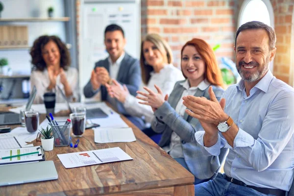 Gruppo Imprenditori Sorridenti Felici Fiduciosi Lavorare Insieme Con Sorriso Sul — Foto Stock