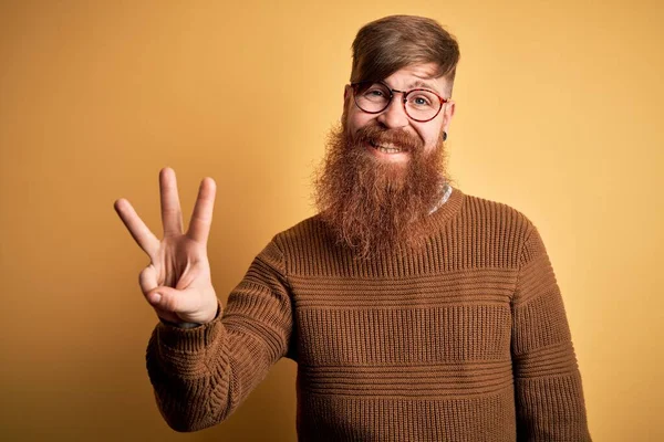 Bonito Irlandês Ruiva Homem Com Barba Vestindo Óculos Camisola Inverno — Fotografia de Stock