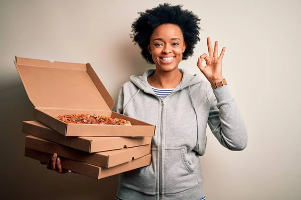 Mladá Afroamerická Afro Žena Kudrnatými Vlasy Drží Krabice Italskou Pizzou — Stock fotografie