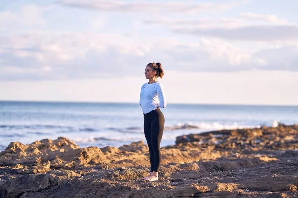 年轻美丽的女运动员练习瑜伽 教练在海滩教高山姿势 — 图库照片