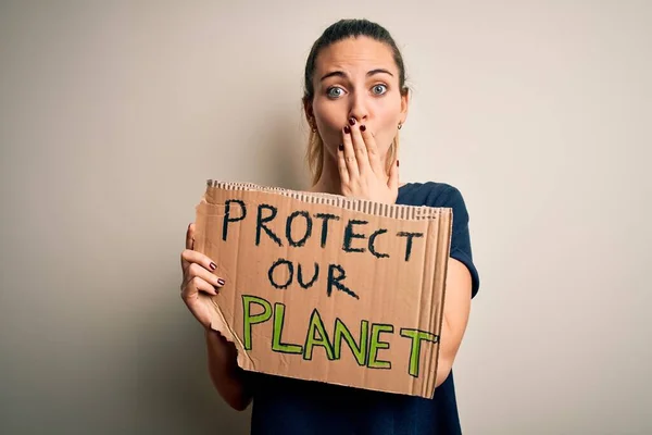 Mladá Krásná Blondýnka Modrýma Očima Žádající Ochranu Planety Držící Transparentní — Stock fotografie